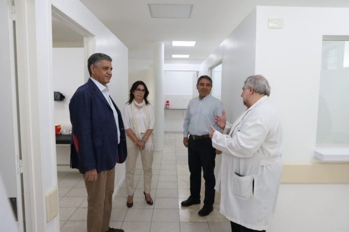 Jorge Macri en su vistia al Hospital Álvarez. 