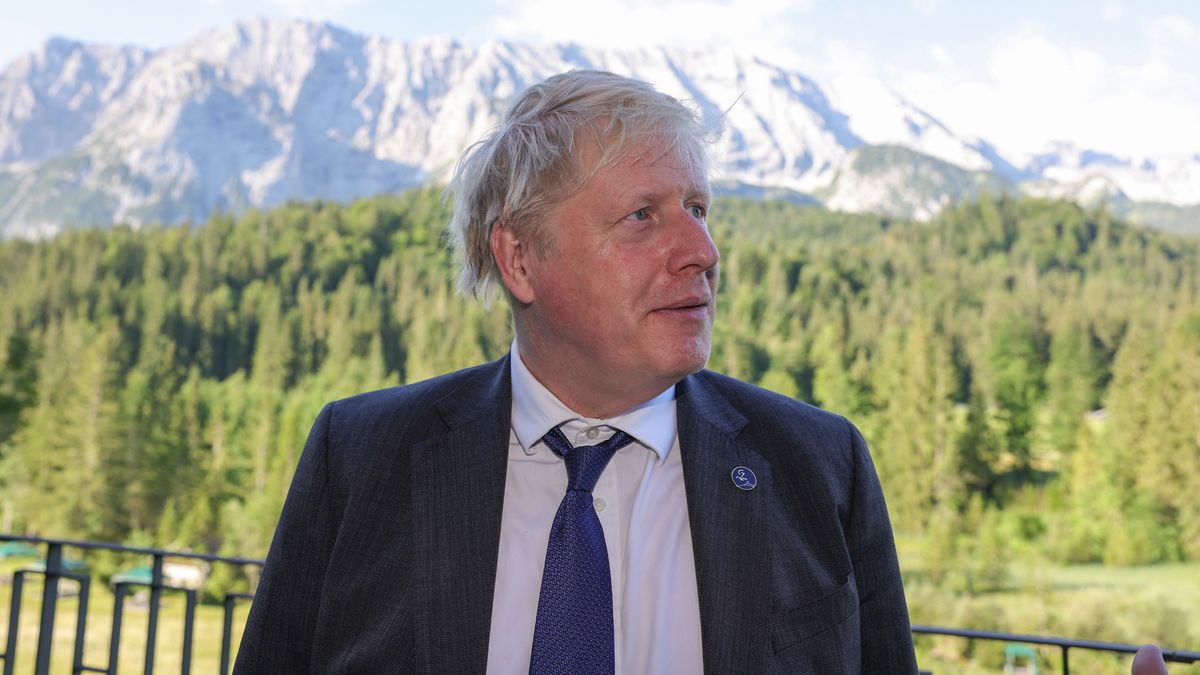 Boris Johnson silences his critics and changes the location of his wedding