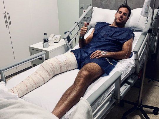 Del Potro, minutos después de las cirugía en Barcelona. No hay plazos estimados y volverá al país en unos días.