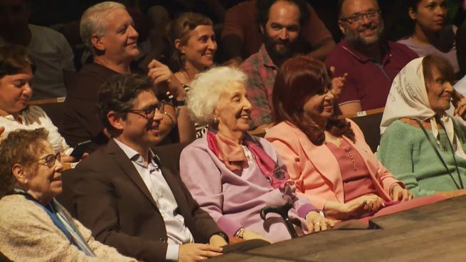 Axel Kicillof, Estela Carlotto y Cristina Kirchner juntos en el acto en homenaje a Abuelas de Plaza de Mayo.