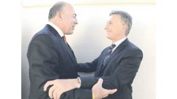 El CEO de Cola-Cola, Muhtar Kent, y  Macri ayer en Davos. Hablaron de los proyectos de la empresa para los próximos cuatro años.