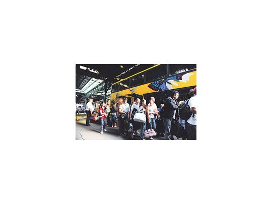 Debido a que varios servicios a Mar del Plata fueron cancelados, los pasajeros debieron viajar en micro. Esto, sumado al choque en San Miguel, convierte a los ferrocarriles en una mala opción para llegar a destino.
