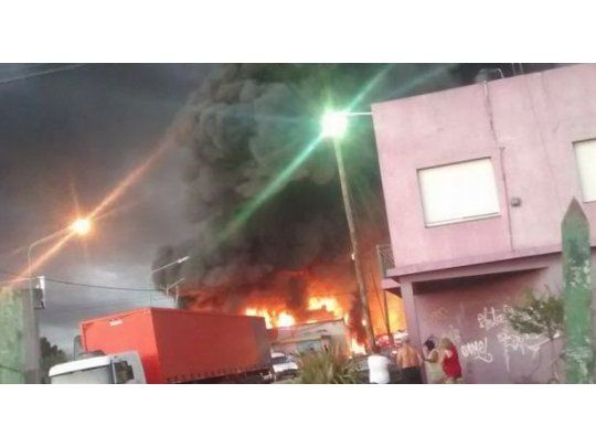 Lograron contener voraz incendio en una fábrica de aceites