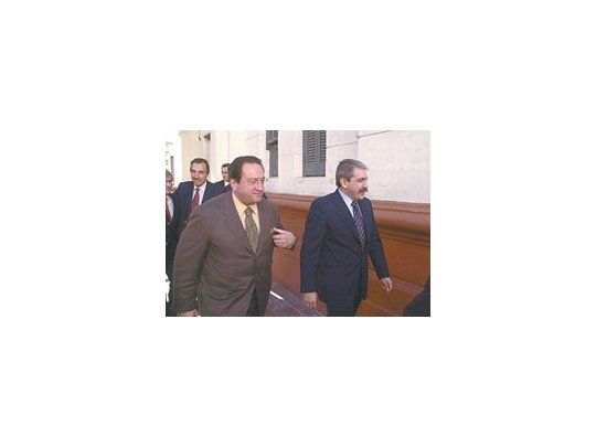 León Arslanian y Aníbal Fernández acordaron en La Plata sobre lucha contra el delito, escoltados por el nuevo vocero de la Gobernación, Néstor Macchiavelli, quien -en un segun doplano- se funde en un abrazo con Alberto Iribarne.