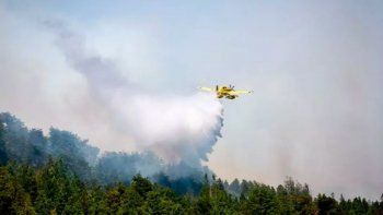 Continúa activo el incendio forestal en Bariloche.