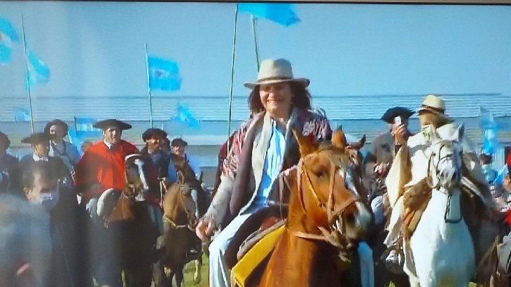 Patricia Bullrich desfiló a caballo en el banderazo del campo en San Nicolás.