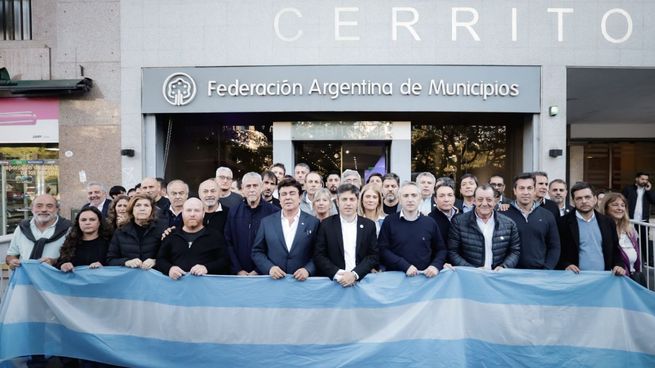 Axel Kicillof, junto a intendentes, en la puerta de la FAM. Algunos de ellos ya se anotaron en la carrera por la gobernación.