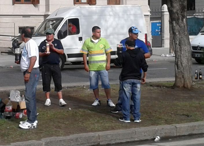 Clásico de acto moyanista: basura y caos de tránsito (foto 2)