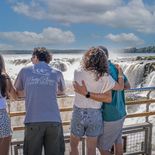 Turistas observan el imponente salto de agua de la Garganta del Diablo, uno de los principales atractivos del Parque Nacional Iguazú, en Misiones Turistas observan el imponente salto de agua de la Garganta del Diablo, uno de los principales atractivos del Parque Nacional Iguazú, en Misiones