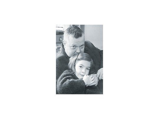 Orson Welles y su hija Beatrice, quien ahora pondrá a subasta numerosos documentos de trabajo del director de “CItizen Kane”.