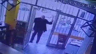 El atacante irrumpió primero en la panadería armado con un hacha y, poco después, regresó al lugar con una pistola. El atacante irrumpió primero en la panadería armado con un hacha y, poco después, regresó al lugar con una pistola.