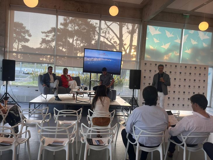 El International College fue sede de la charla sobre residencia uruguaya en Punta del Este. El International College fue sede de la charla sobre residencia uruguaya en Punta del Este.