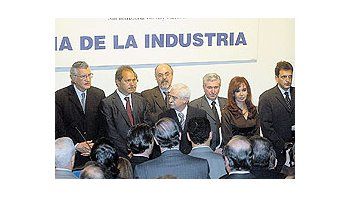 ámbito.com | César Gioja, Daniel Scioli, Carlos Tomada, Juan Carlos Lascurain, Juan Carlos SaccoSergio Massa rodean a Cristina de Kirchner ayer en la UIA. La Presidente dijo que «el tipode cambio alto puede ser inconsistente en la lucha contra la inflación».