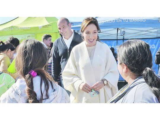 Vidal. La gobernadora de Buenos Aires acompañó ayer en Quilmes al intendente local, Martiniano Molina, en un recorrido por Villa Itatí, donde funciona una oficina permanente del programa “El Estado en tu Barrio”.
