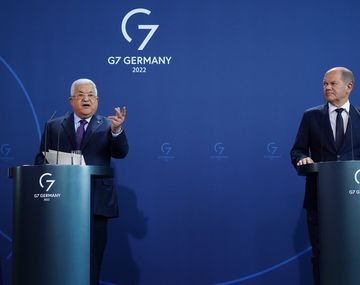 El canciller de Alemania, Olaf Scholz, y el presidente palestino, Mahmud Abás.