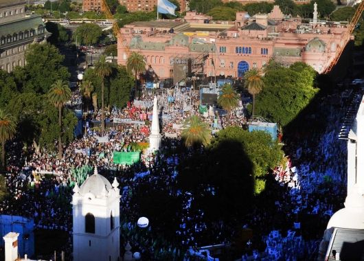 Miles de personas concurrieron al festival en Plaza de Mayo.