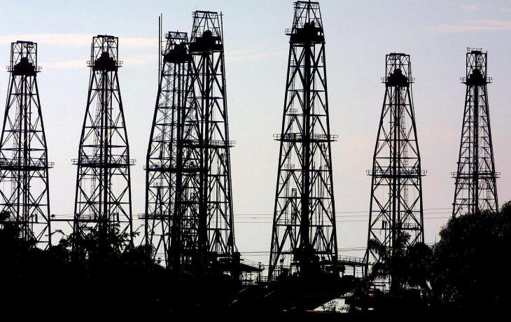 Torres de perforación en la ciudad de Maracaibo, Venezuela.