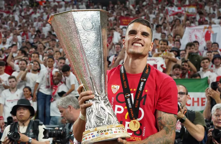 Erik Lamela with the Europa League trophy Erik Lamela with the Europa League trophy