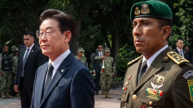 Presidente de Corea del Sur lleva una ofrenda a los Niños Héroes en Chapultepec.