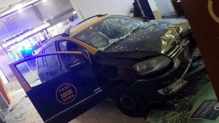 El taxi terminó en el interior de un banco
