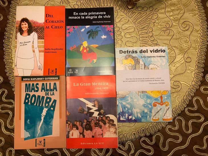 Sofía Guterman ha escrito cinco libros de poesía, luego de que su vida diera un vuelco el trágico 18 de julio de 1994. Sofía Guterman ha escrito cinco libros de poesía, luego de que su vida diera un vuelco el trágico 18 de julio de 1994. 