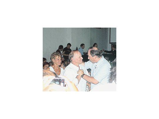 Ernesto Sanz encabezó su primer acto de campaña presidencial en Mar del Plata. Se mostró con el cobista Daniel Katz.