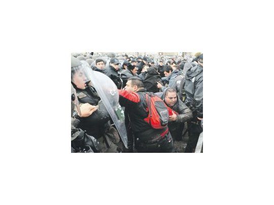 Lo hizo Gendarmería junto a la Policía Aeroportuaria y efectivos de la fuerza policial. Por primera vez se utilizó el protocolo antipiquete.