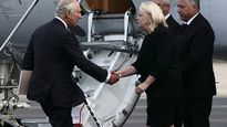 El rey Carlos III saluda al personal de su vuelo en el aeropuerto de Aberdeen, Escocia.
