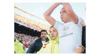 David Trezeguet es llevado en andas el sábado luego del triunfo ante Almirante Brown. El delantero recibió un mensaje de Juan Román Riquelme felicitándolo por el retorno de River a Primera.