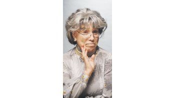 Blum en su caracterización de la anciana que mantiene secuestrado al adolescente que intentó robarle en la calle en la adaptación de «Más liviano que el aire».