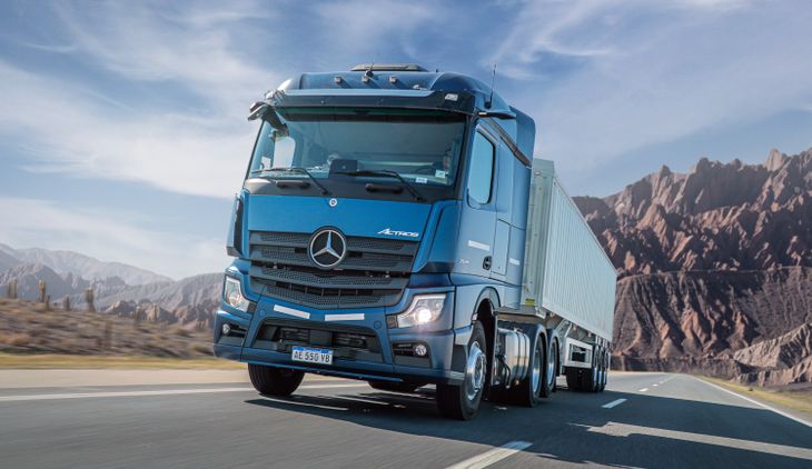 El Actros 2548 puede transportar cargas de hasta 55,5 toneladas y bitrenes de hasta 60 toneladas de peso total combinado.