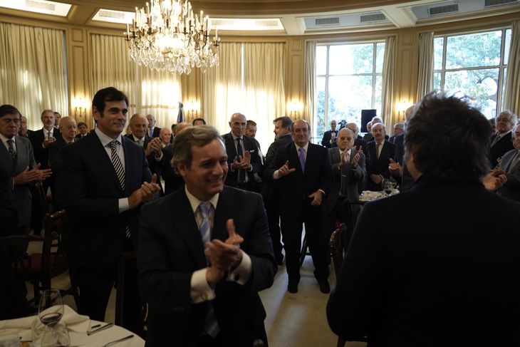 De visita en el Jockey Club, Milei inst&oacute; a las &eacute;lites a invertir en el pa&iacute;s.&nbsp;