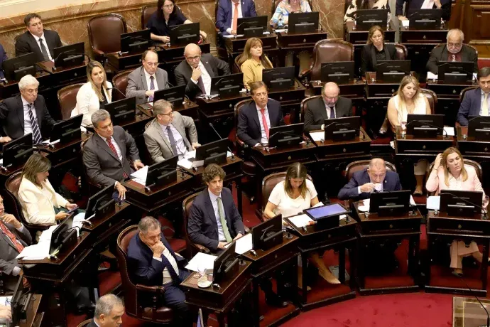 En la última sesión del Senado, el bloque de Juntos por el Cambio se ubicó junto a La Libertad Avanza. En la última sesión del Senado, el bloque de Juntos por el Cambio se ubicó junto a La Libertad Avanza.