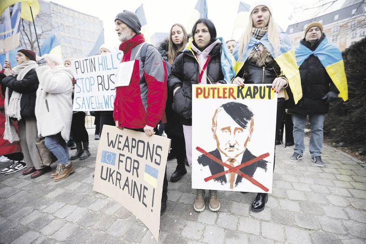 CLAMOR. Manifestantes proucranianos reclamaron en Bruselas que la Unión Europea defina el envío de armamento pesado a Kiev.