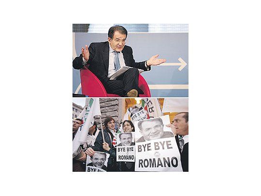 El ahora expremierRomano Prodidurante unareunión enMilán ennoviembre de2006. Decenasde manifestantesfestejaronla renuncia delmandatariosocialista en elcentro deRoma.