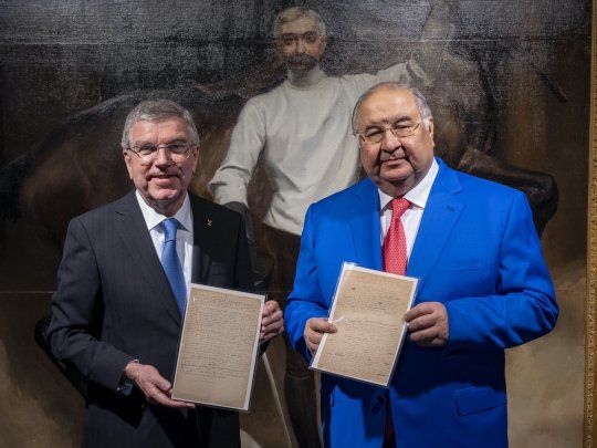 El presidente del COI, el alem&aacute;n Thomas Bach, junto con el empresario ruso&nbsp;Alisher Ousmanov, quien le entreg&oacute; el manuscrito original del manifiesto de los Juegos Ol&iacute;mpicos.