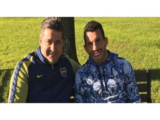 a pleno sol. Daniel Angelici tuiteó la foto con Carlos Tevez en un jardín y bajo un árbol. El delantero por ahora no llega, pero en diciembre puede ser que sí.