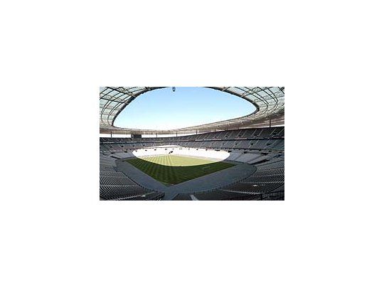 El estadio Saint Denis no pudo albergar al clásico francés y se lo vio vacío.