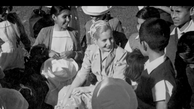 Eva Perón, junto a infantes.