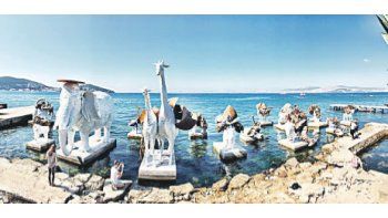 ámbito.com | El grupo de animales en tamaño natural parados en la orilla del Bósforo, que Adrián Villar Rojas, rosarino de meteórico ascenso en el circuito internacional, exhibe en la actual Bienal de Estambul.