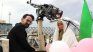 Una pareja de novios iraníes llega en un vehículo militar durante una boda colectiva. 