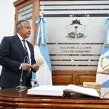 El gobernador Rolando Figueroa le tomó juramento a Pablo Conforte. El gobernador Rolando Figueroa le tomó juramento a Pablo Conforte.