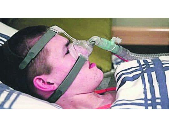 Máquina vital. El joven duerme en una cama especial que tiene un sensor que detecta sus espasmos y activa el ventilador de su mascarilla.
