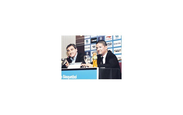 Julio Lamas, seleccionador argentino, y Germán Vaccaro, presidente de la CABB, en conferencia de prensa.