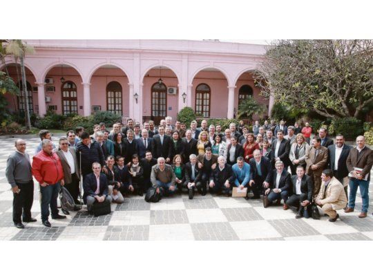 Respaldo. El entendimiento entre el gobernador radical Gustavo Valdés y los intendentes fue sellado el viernes en la Casa de Gobierno.