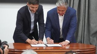 Maximiliano Pullaro y Rolando Figueroa firmaron en Neuquén un convenio para impulsar la participación de empresas santafesinas en la cadena de valor del petróleo y el gas vinculada a Vaca Muerta. Maximiliano Pullaro y Rolando Figueroa firmaron en Neuquén un convenio para impulsar la participación de empresas santafesinas en la cadena de valor del petróleo y el gas vinculada a Vaca Muerta.