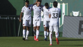 goles, futbol y el pulga: colon vencio a banfield y es unico lider