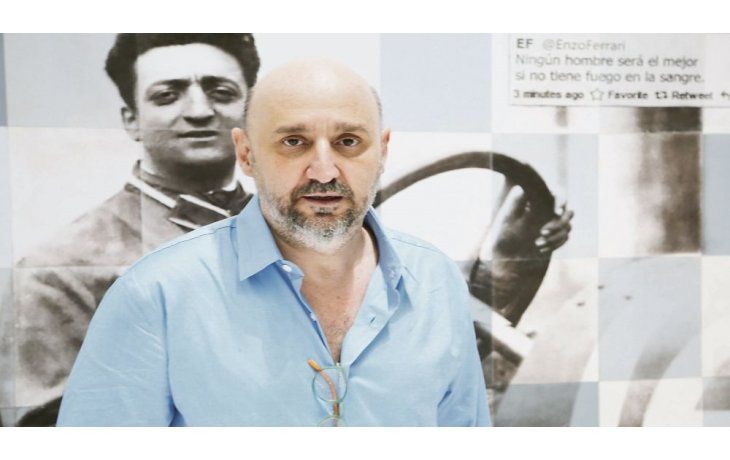 ámbito.com | Vigilante. Detrás del artista, la obra consagrada a Enzo Ferrari, y el hashtag correspondiente a partir de una frase del fundador de la marca: “Ningún hombre será el mejor si no tiene fuego en la sangre”.
