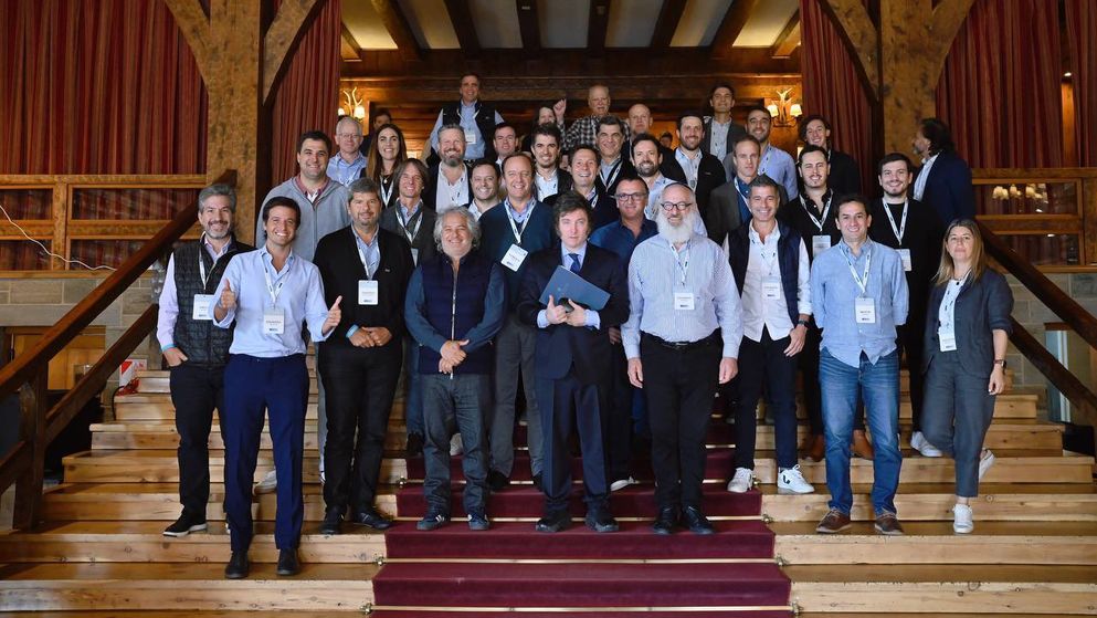 Milei junto a los principales empresarios del país en las escalinatas del LLao Llao en Bariloche.&nbsp;