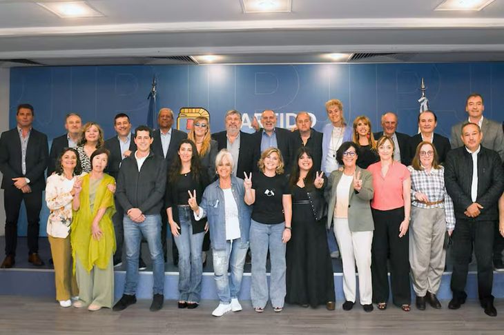 La reunión de senadores del PJ expuso ausencias pero apagó rumores.